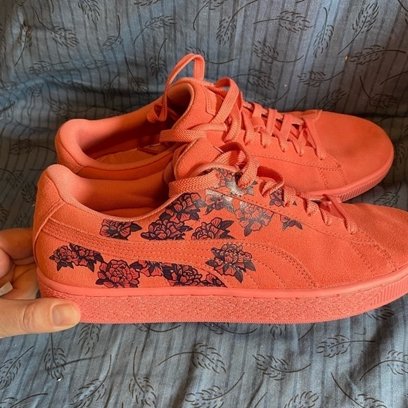 Puma pink suede sneakers with rose graphics size 10 - Picture 2 of 6
